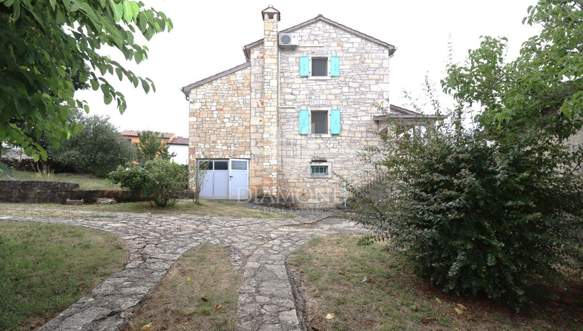   Poreč, dintorni – Affascinante casa in pietra con taverna