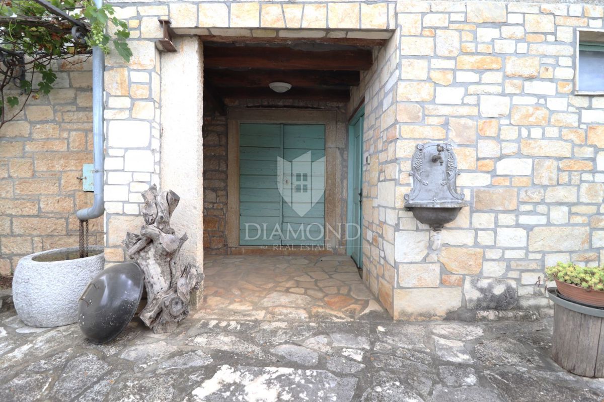  Poreč, dintorni – Affascinante casa in pietra con taverna