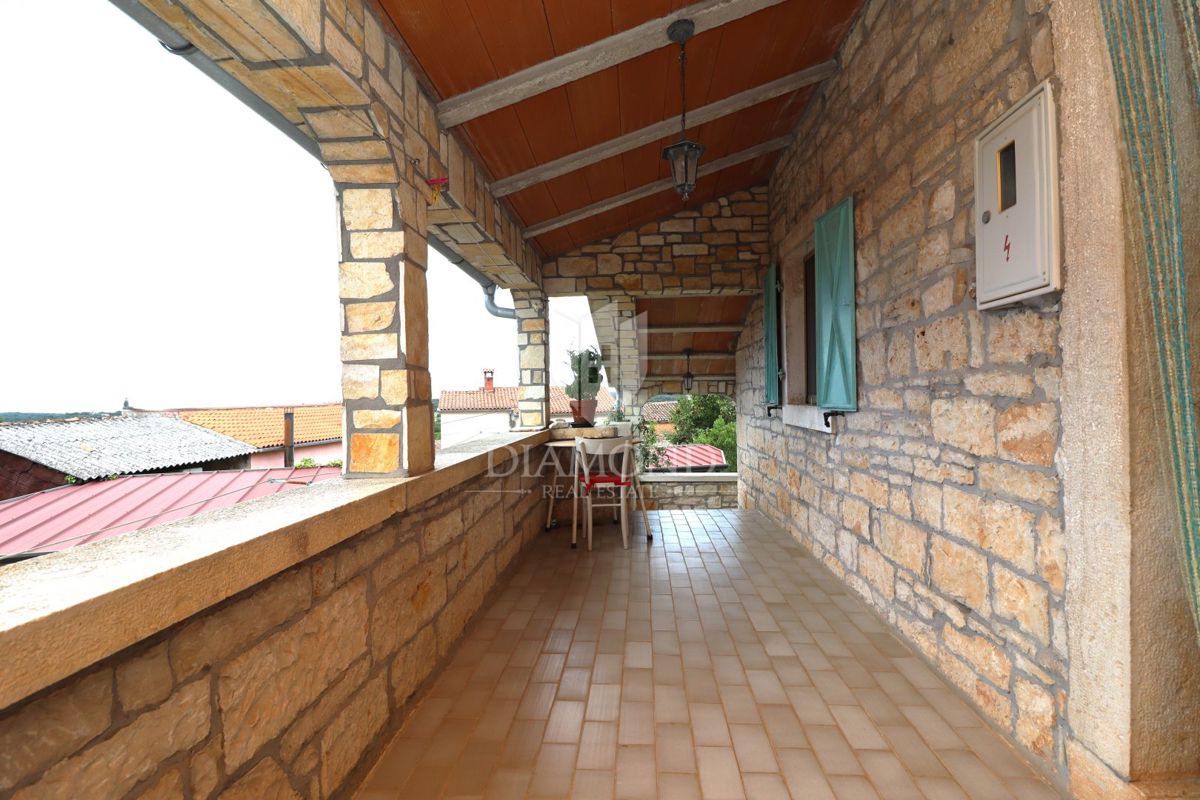   Poreč, dintorni – Affascinante casa in pietra con taverna
