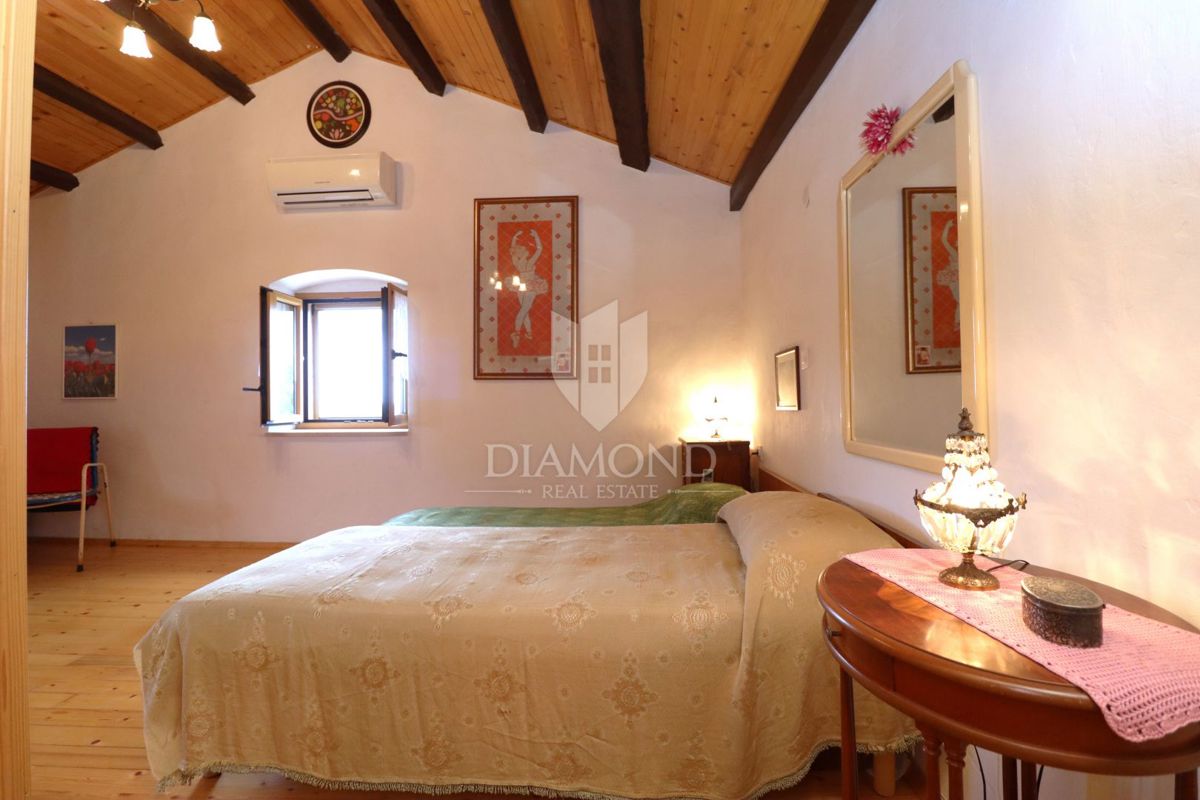   Poreč, dintorni – Affascinante casa in pietra con taverna