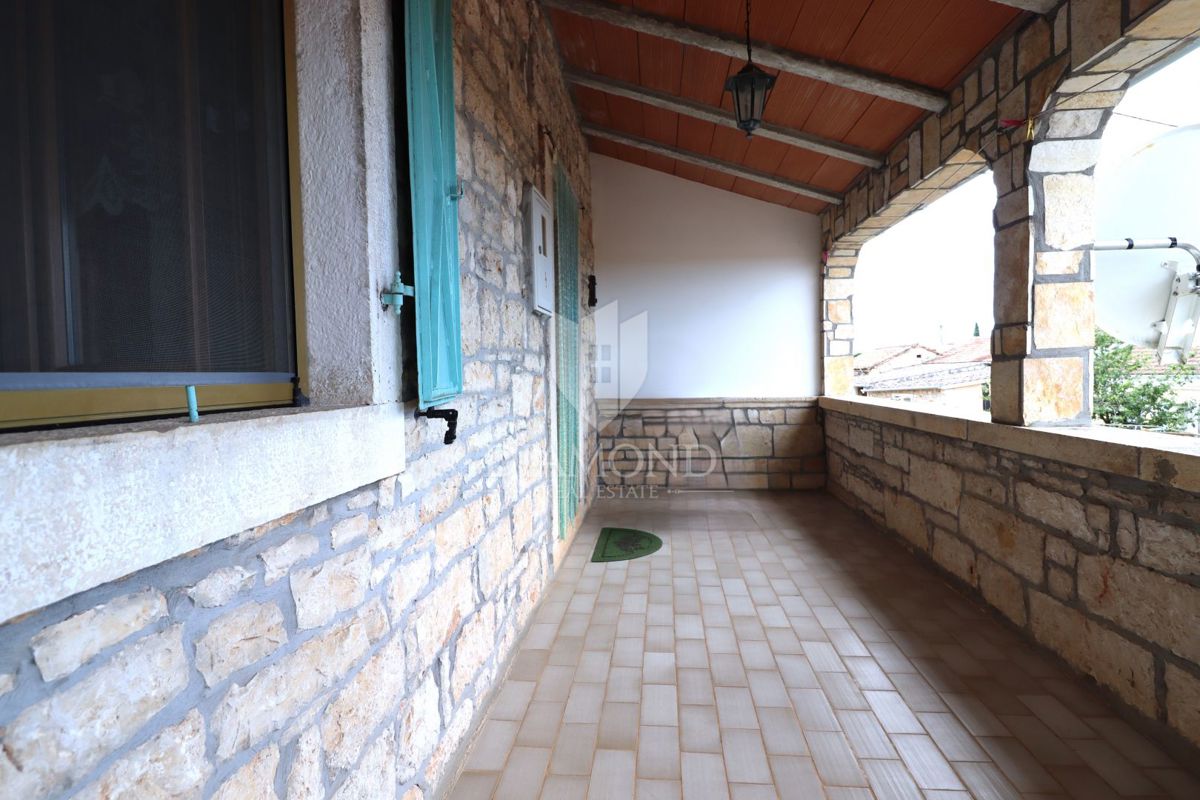  Poreč, dintorni – Affascinante casa in pietra con taverna