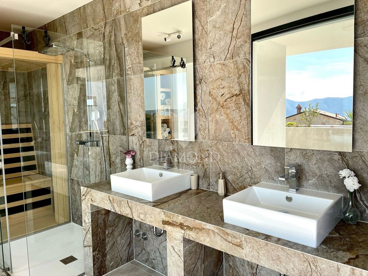 Isola di Krk, nuova villa di lusso con piscina, vista mare 