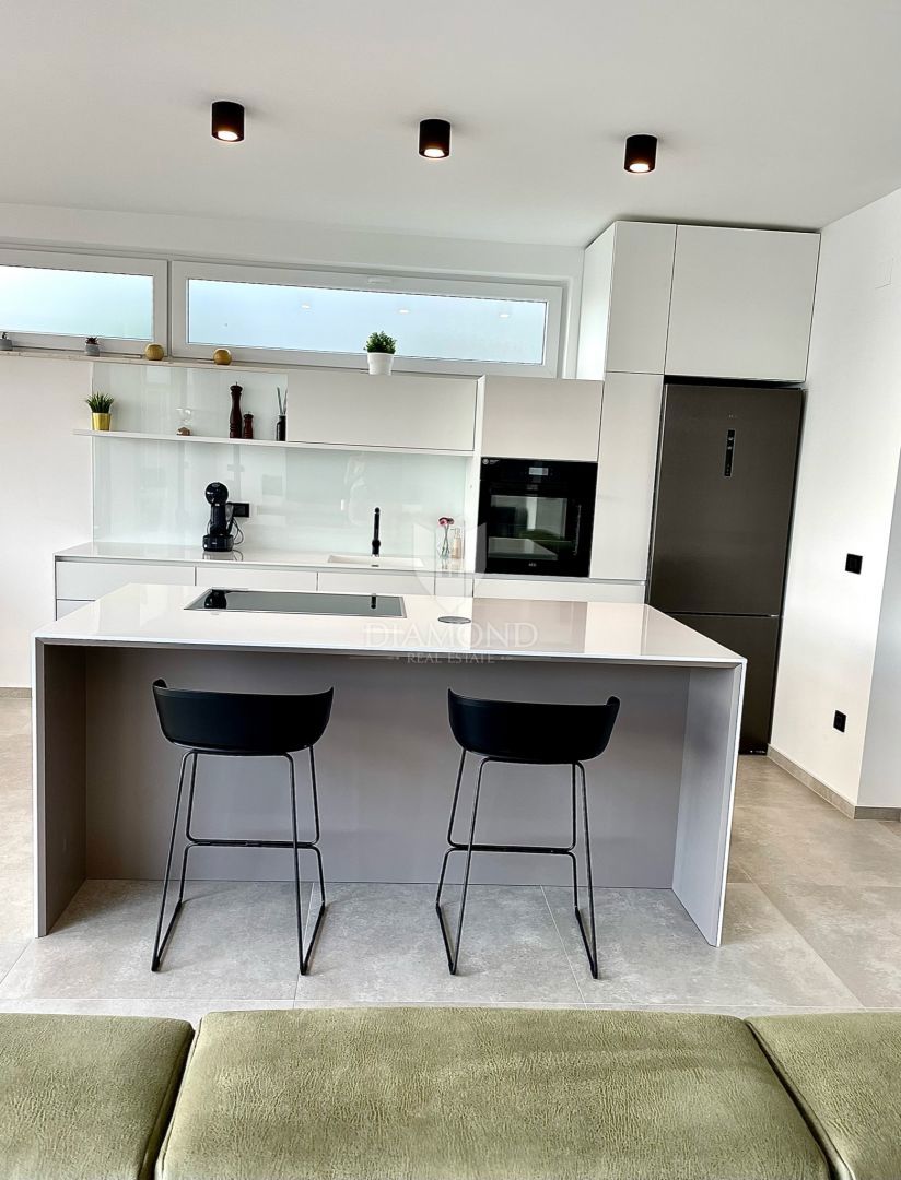 Isola di Krk, nuova villa di lusso con piscina, vista mare 