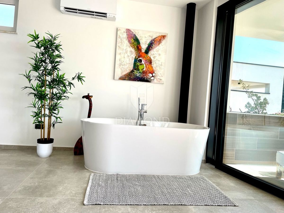 Isola di Krk, nuova villa di lusso con piscina, vista mare 