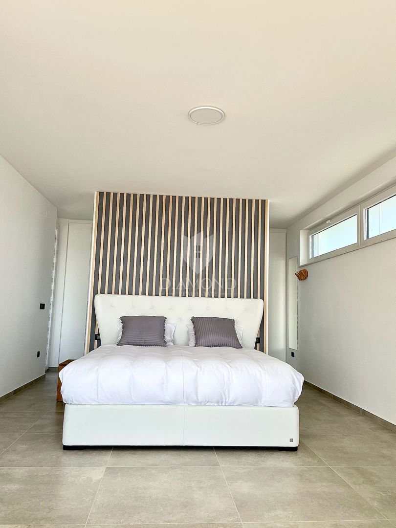 Isola di Krk, nuova villa di lusso con piscina, vista mare 