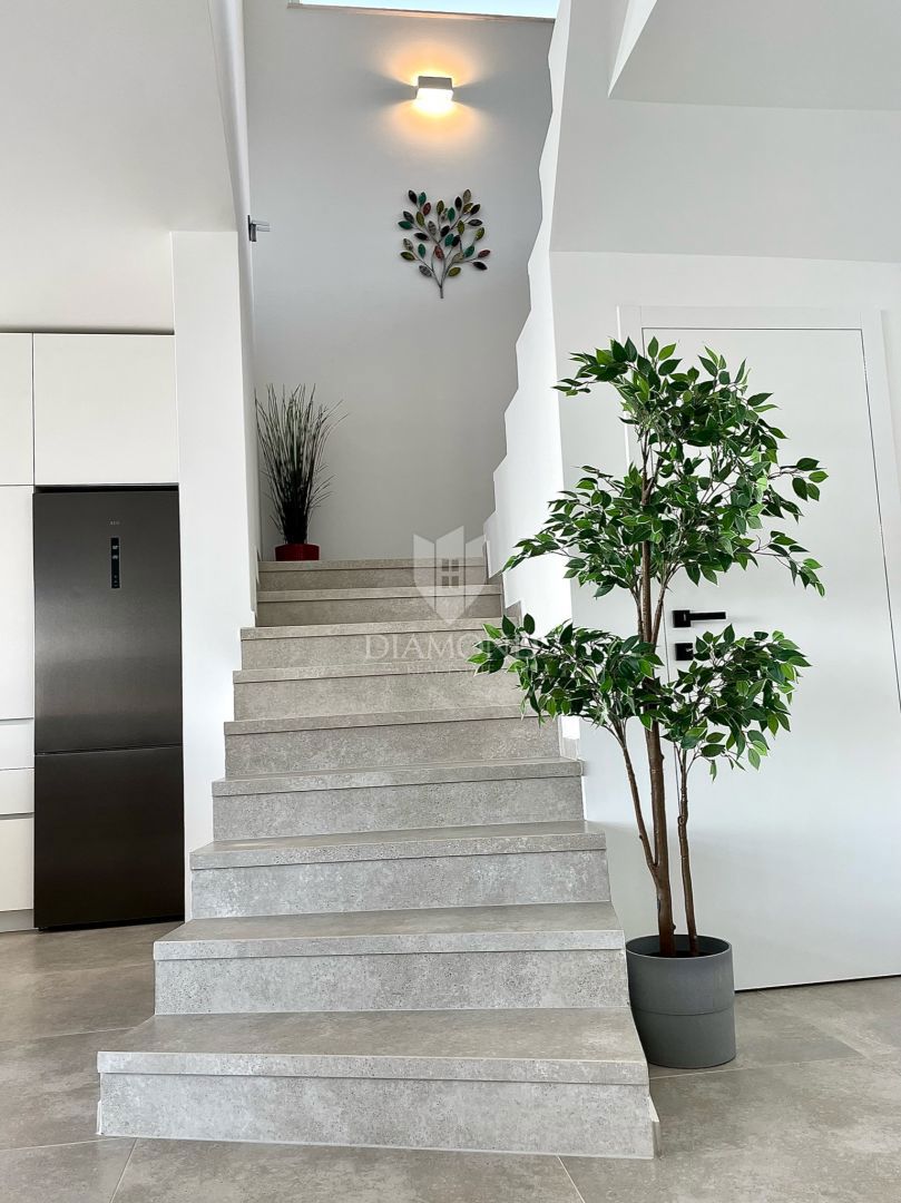 Isola di Krk, nuova villa di lusso con piscina, vista mare 