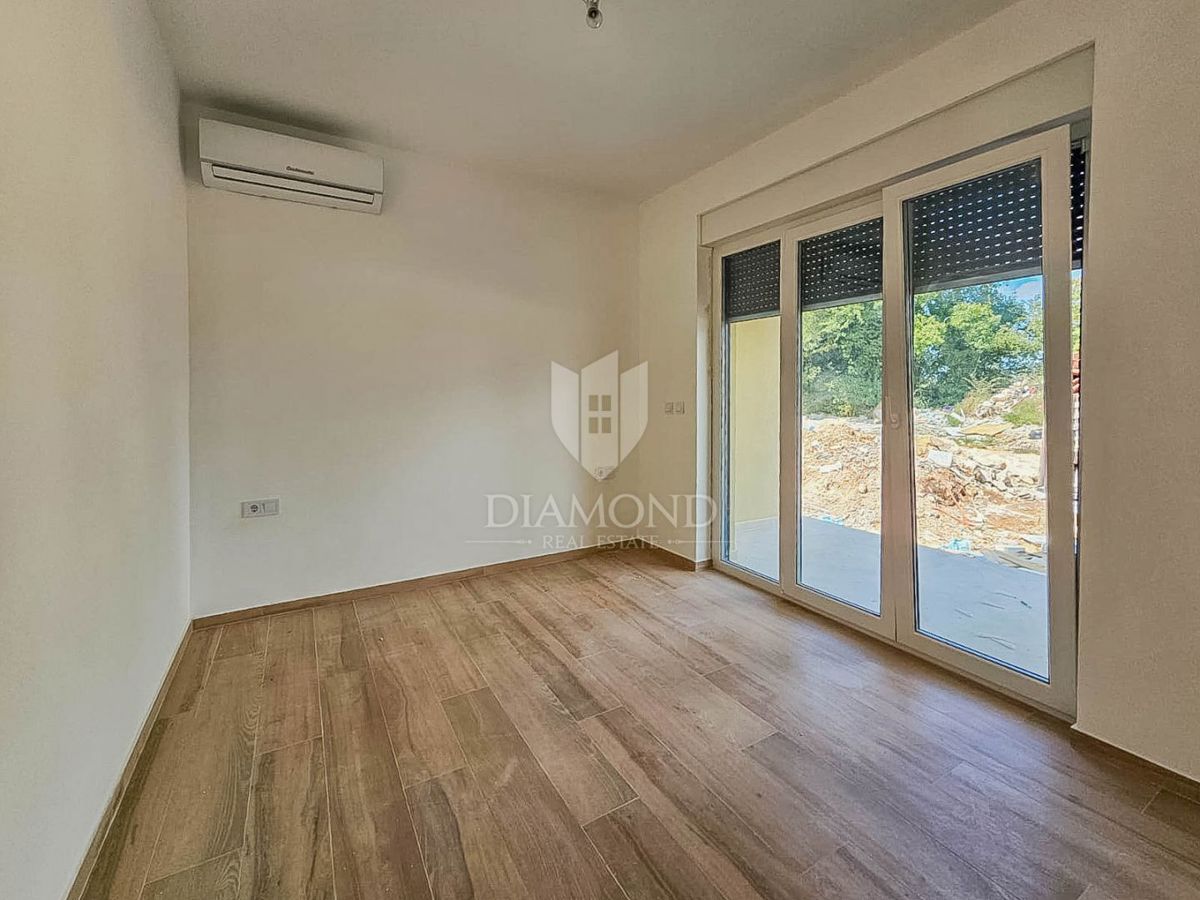 Parenzo, Tar! Nuovo e bellissimo appartamento al piano terra con giardino!