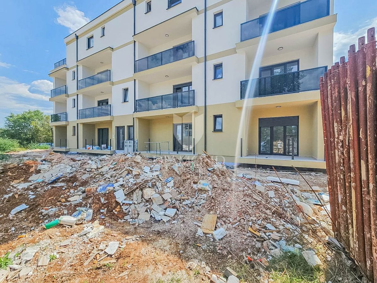 Parenzo, Tar! Nuovo e bellissimo appartamento al piano terra con giardino!