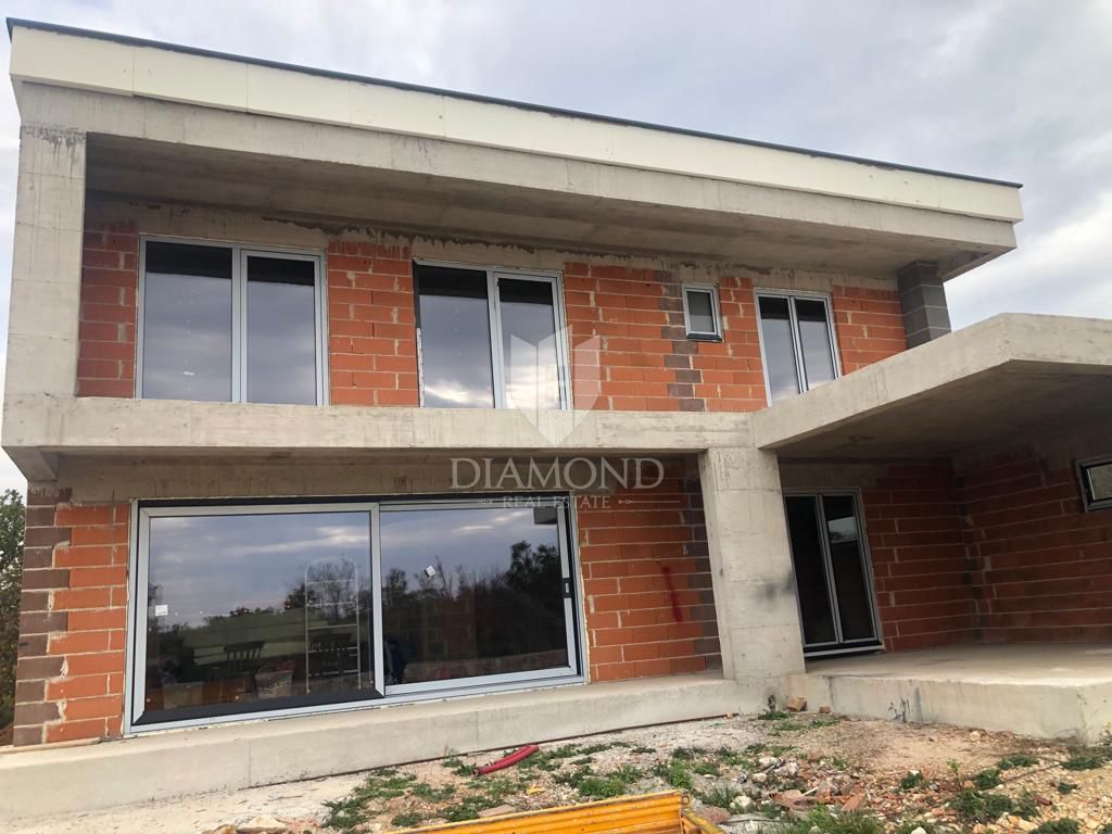 CASA IN COSTRUZIONE, VICINO AD ALBONA