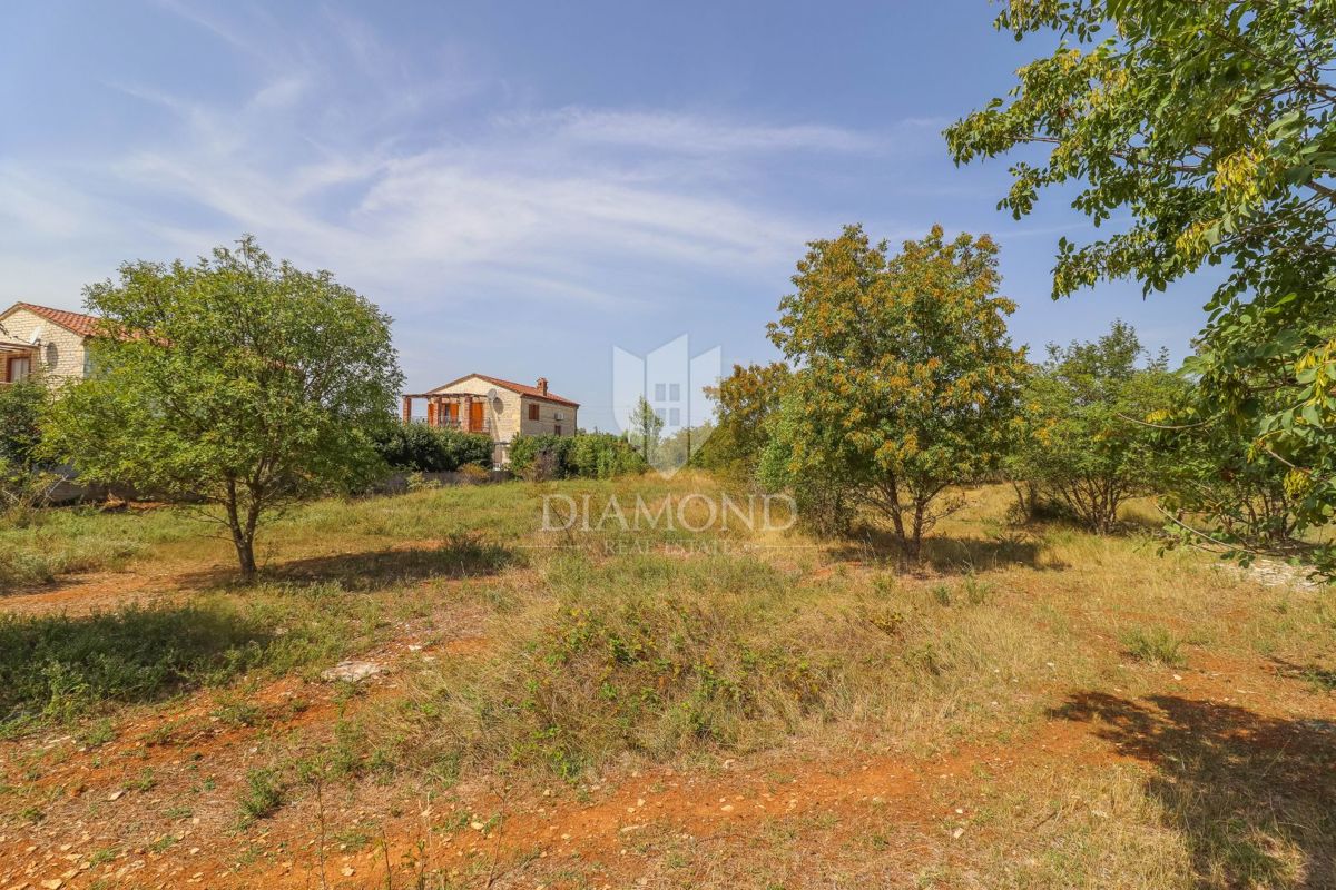 Svetvinčenat, splendido terreno edificabile in posizione idilliaca!