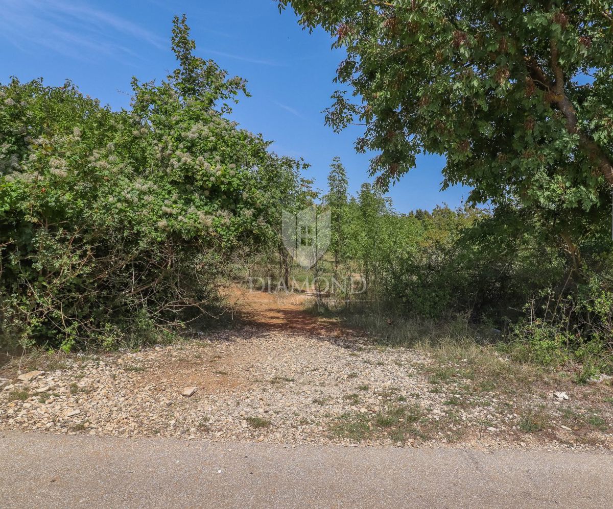Svetvinčenat, splendido terreno edificabile in posizione idilliaca!