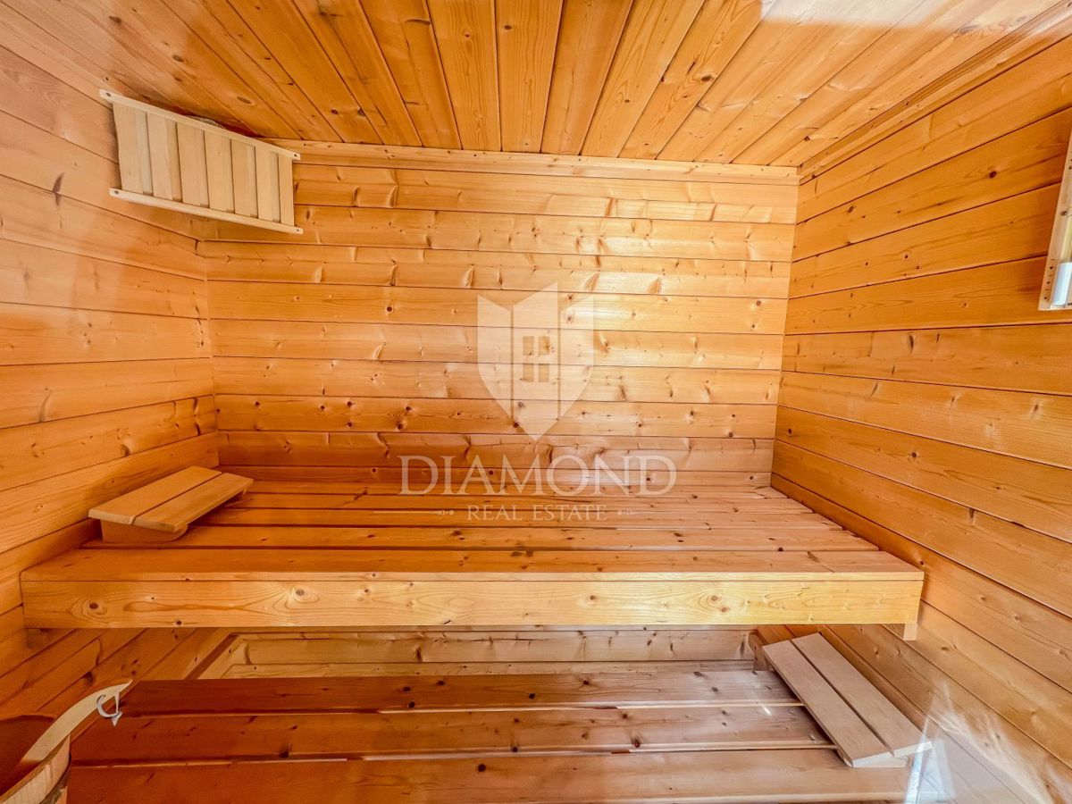 Dintorni di Oprtalj, casa in pietra di design con piscina