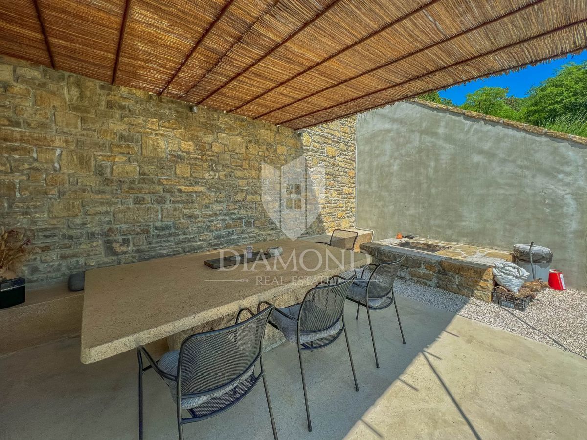Dintorni di Oprtalj, casa in pietra di design con piscina