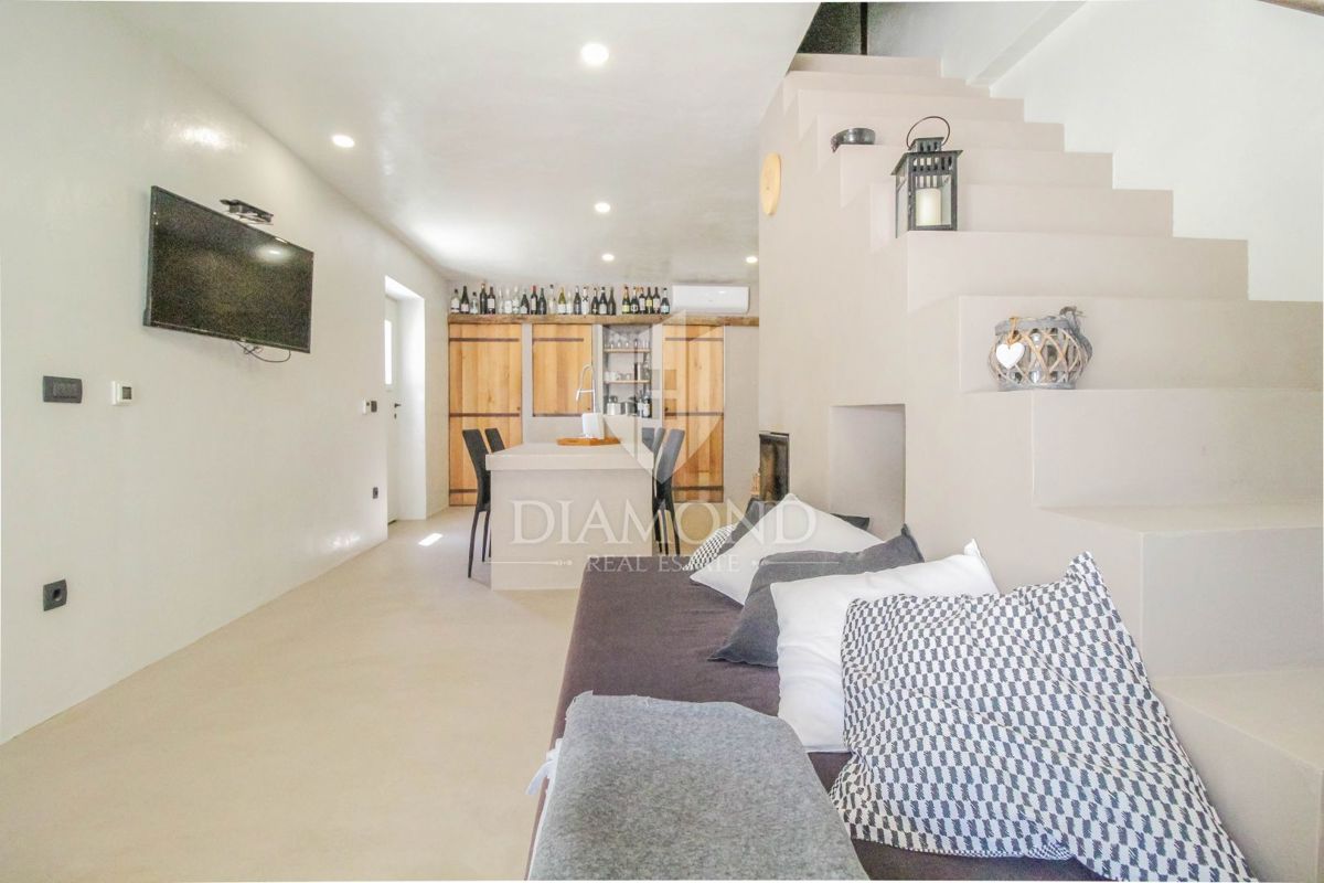 Dintorni di Oprtalj, casa in pietra di design con piscina