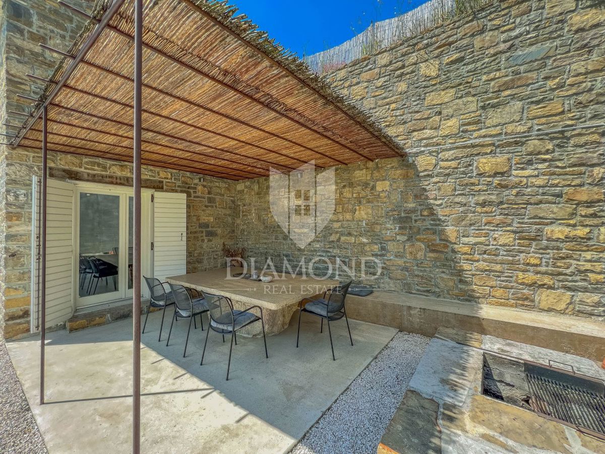 Dintorni di Oprtalj, casa in pietra di design con piscina