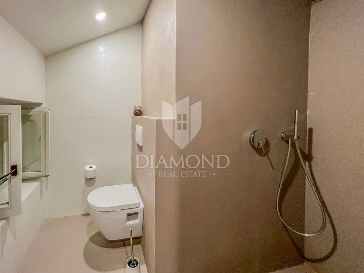 Dintorni di Oprtalj, casa in pietra di design con piscina