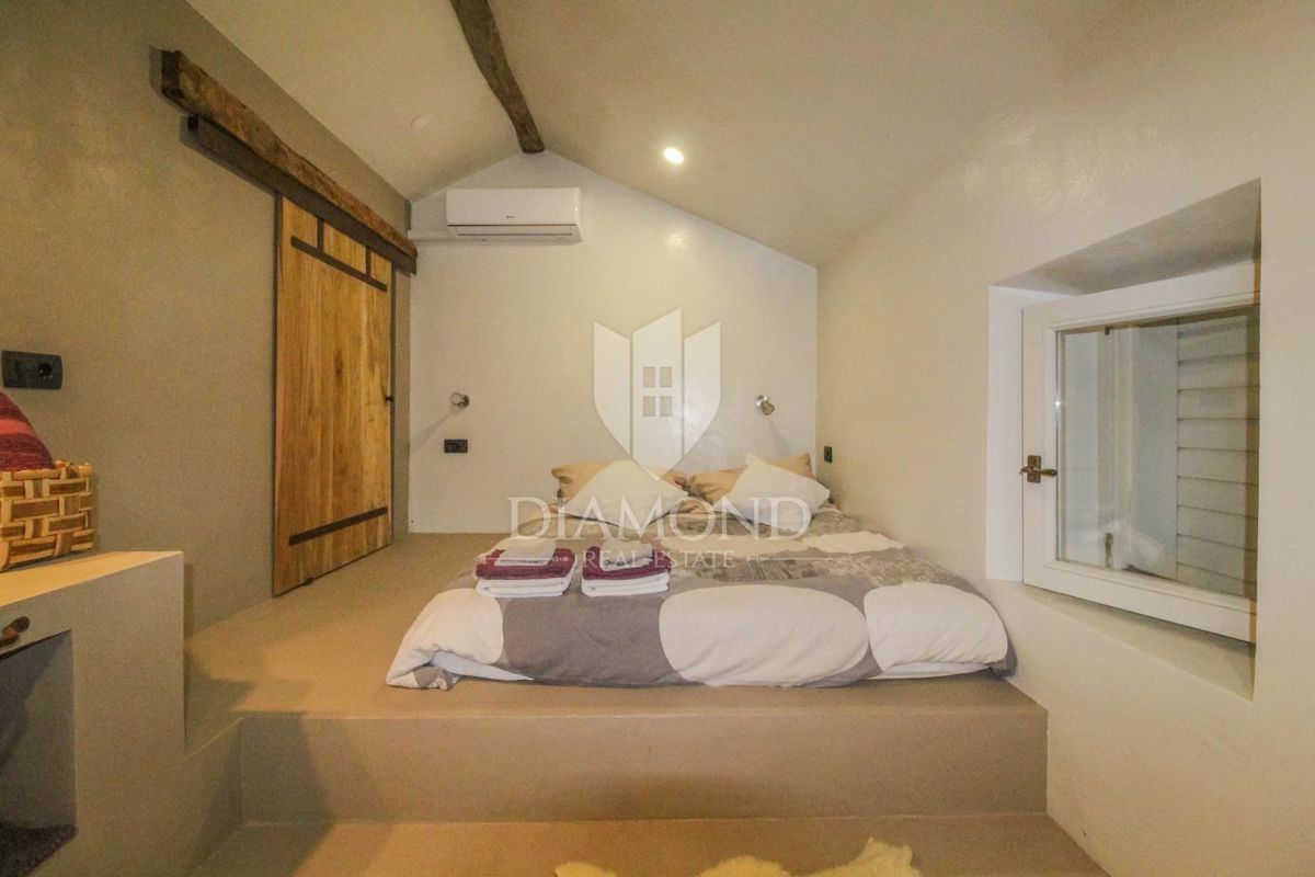 Dintorni di Oprtalj, casa in pietra di design con piscina