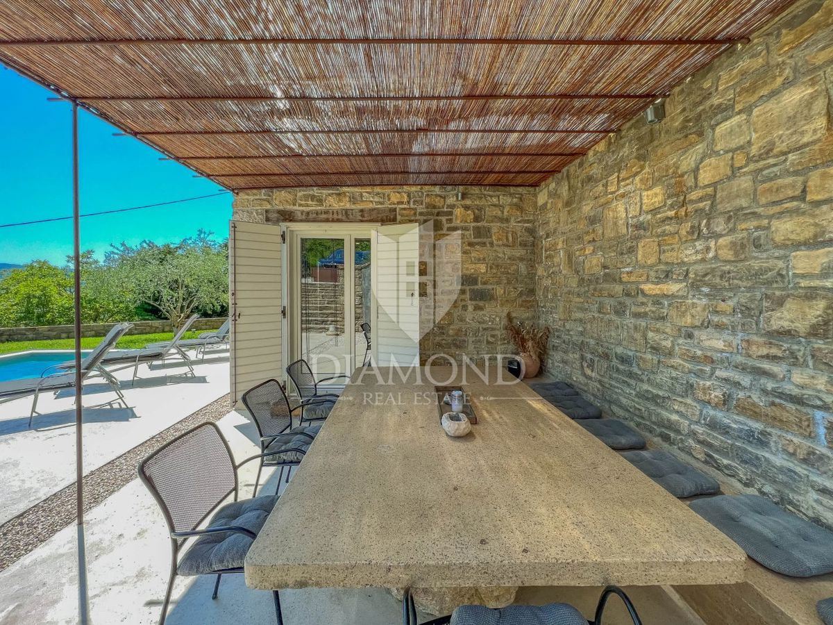 Dintorni di Oprtalj, casa in pietra di design con piscina