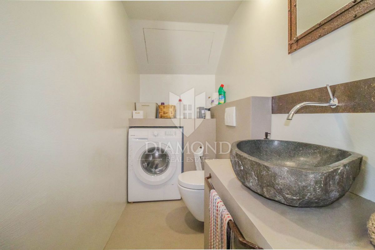 Dintorni di Oprtalj, casa in pietra di design con piscina