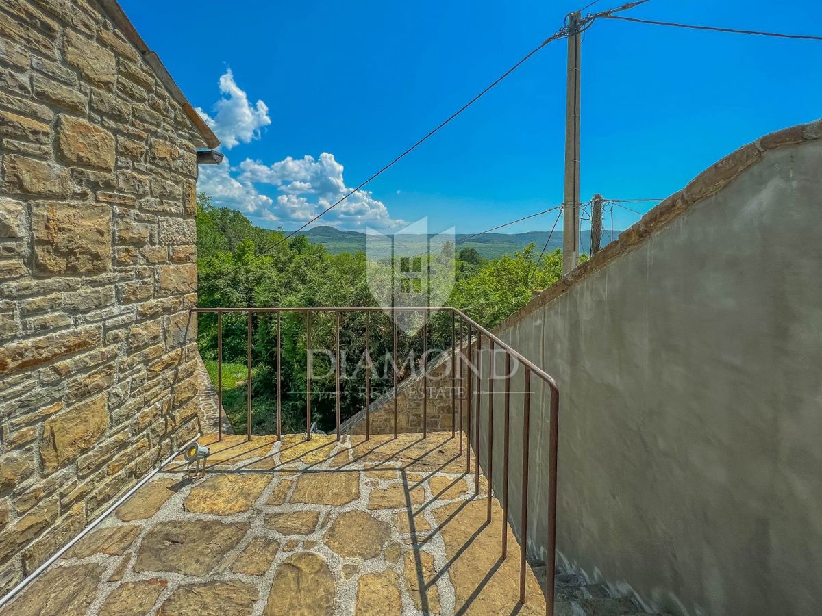 Dintorni di Oprtalj, casa in pietra di design con piscina