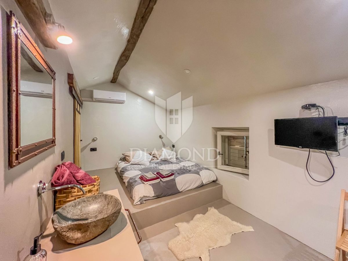 Dintorni di Oprtalj, casa in pietra di design con piscina