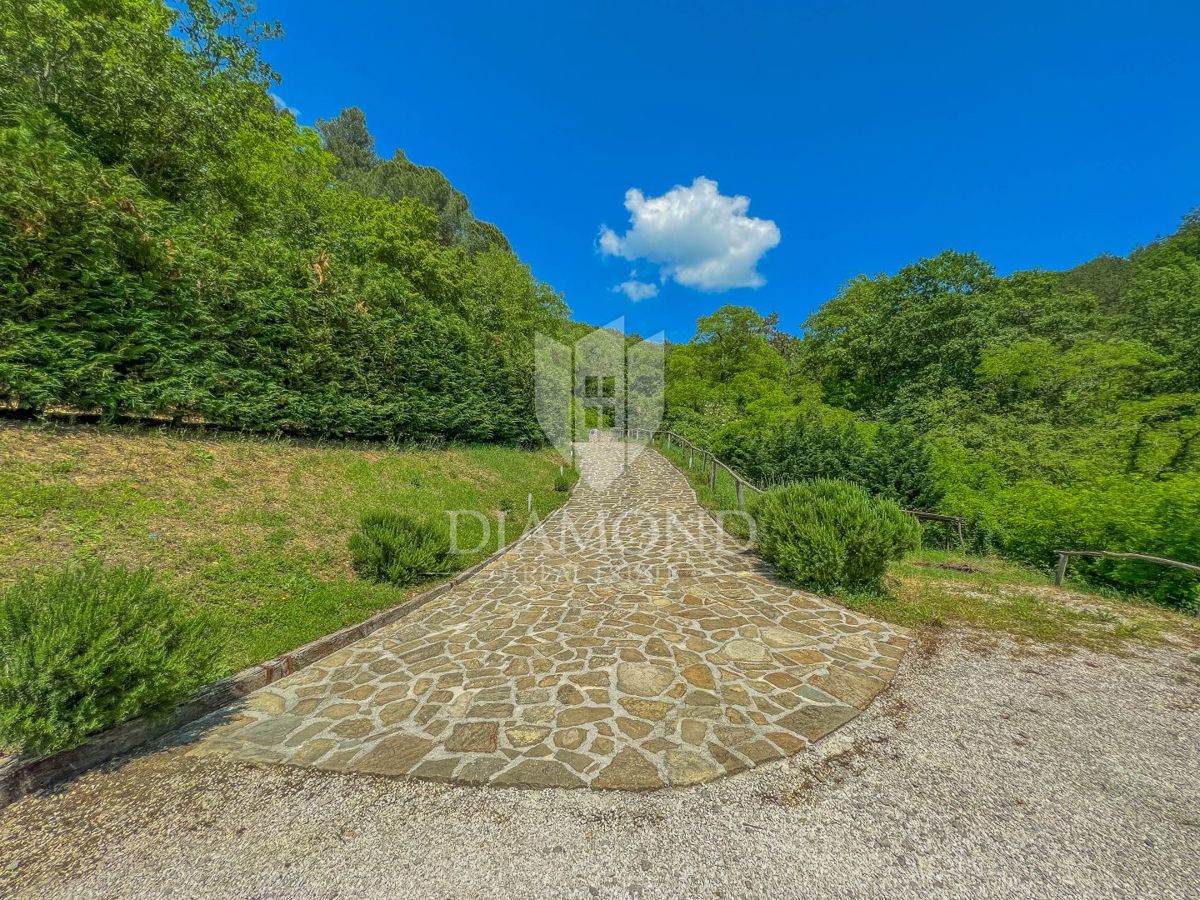 Dintorni di Oprtalj, casa in pietra di design con piscina