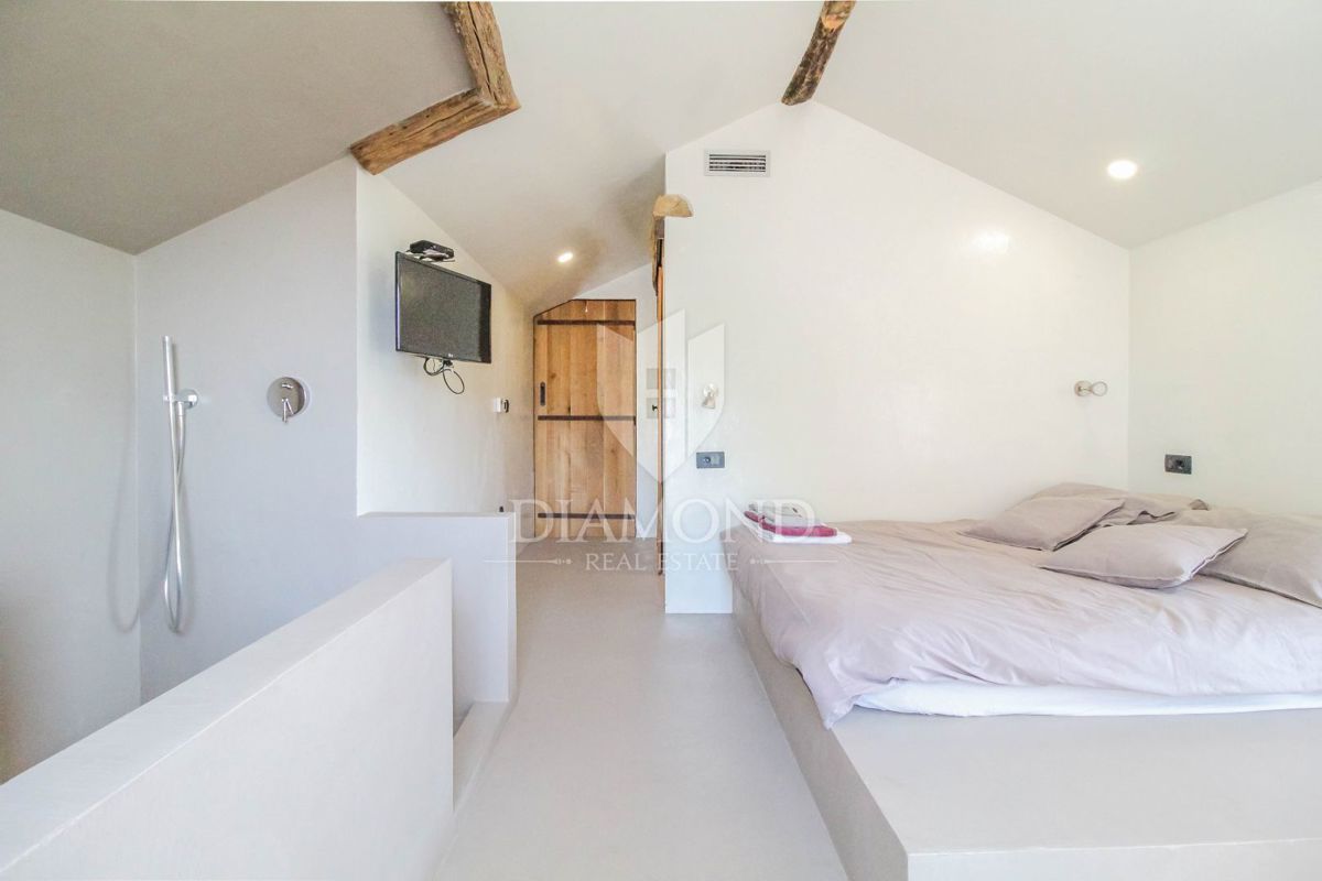 Dintorni di Oprtalj, casa in pietra di design con piscina