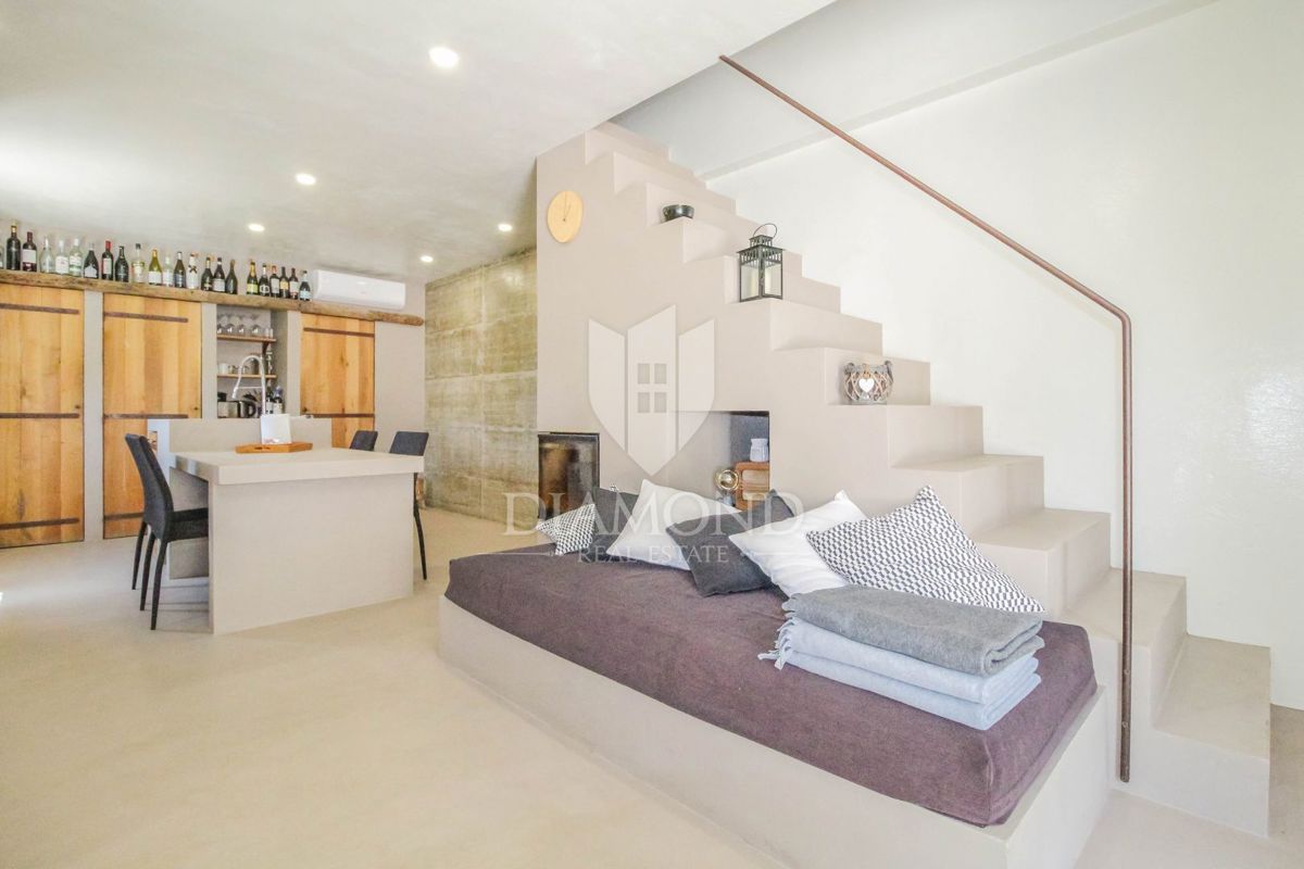 Dintorni di Oprtalj, casa in pietra di design con piscina