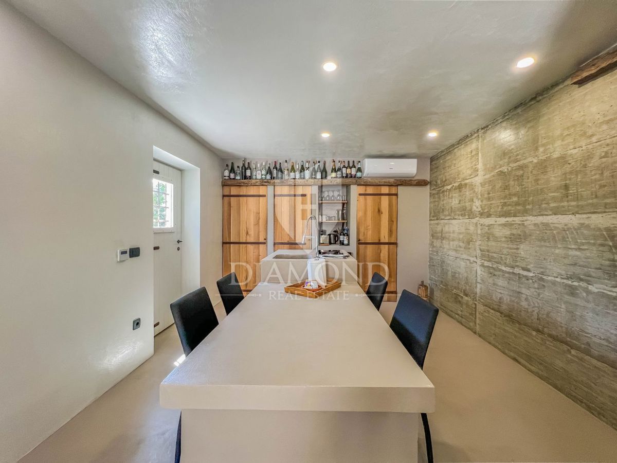 Dintorni di Oprtalj, casa in pietra di design con piscina