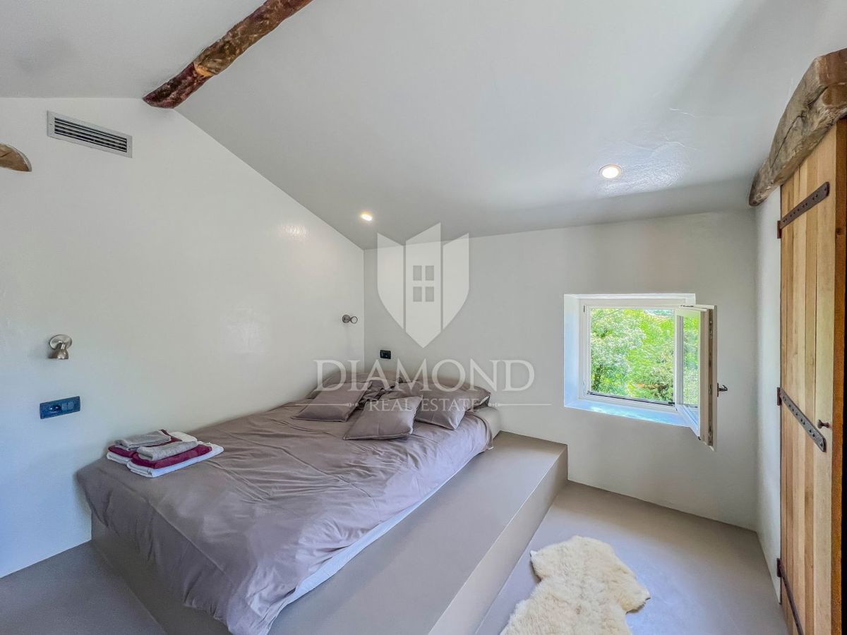 Dintorni di Oprtalj, casa in pietra di design con piscina