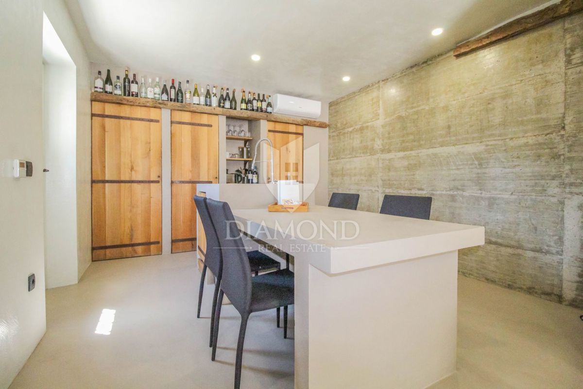 Dintorni di Oprtalj, casa in pietra di design con piscina