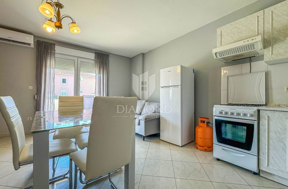 Novigrad, piano terra 71 m2, 300 m dal mare