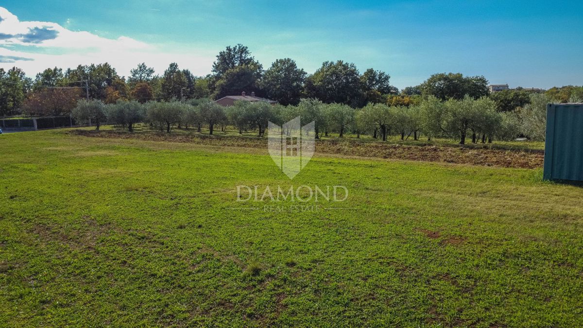 Istria, Vižinada, splendido terreno edificabile di 1.088 m2 con permesso di costruire