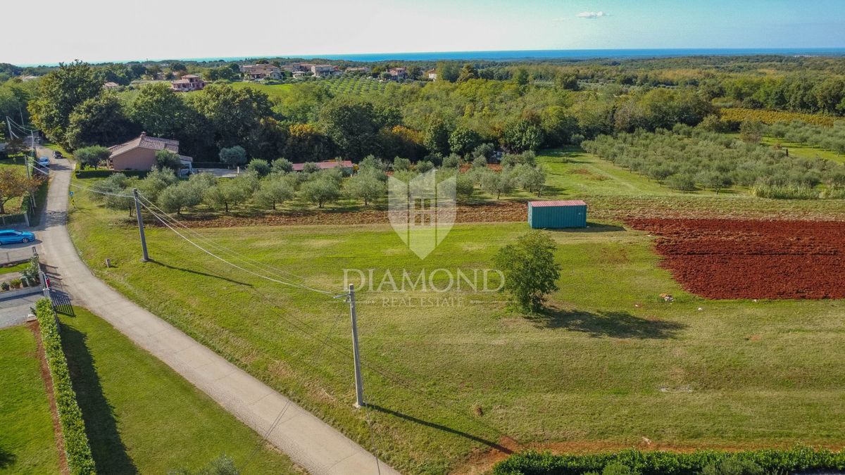 Istria, Vižinada, splendido terreno edificabile di 1.088 m2 con permesso di costruire