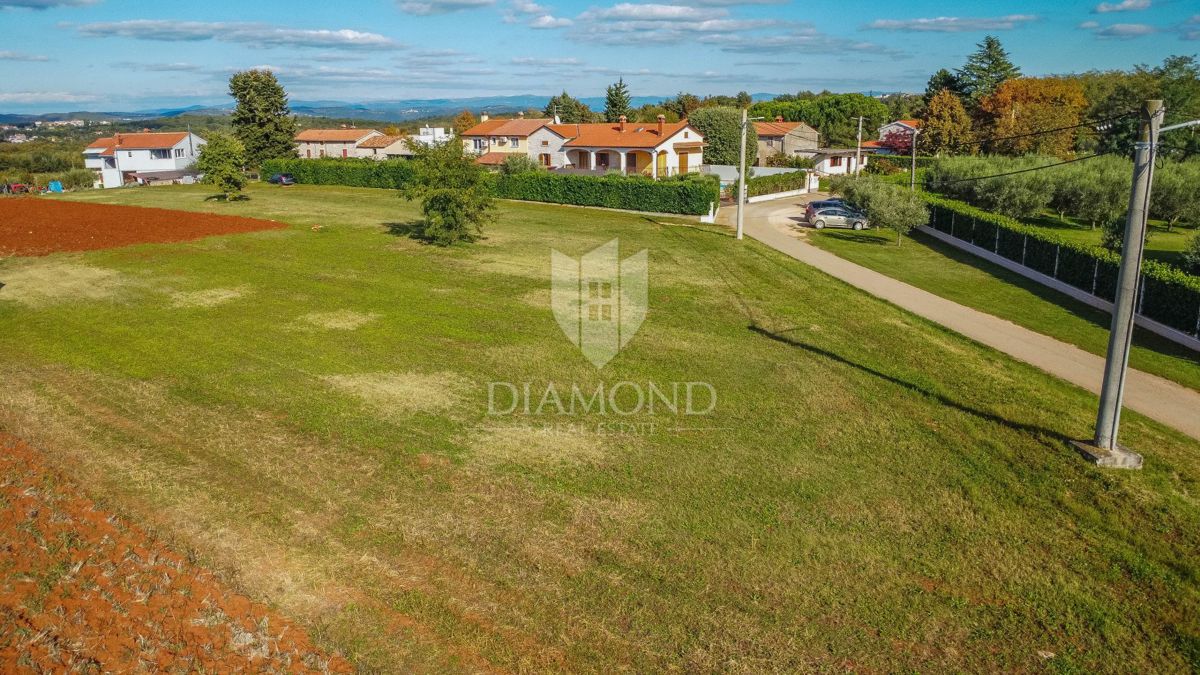 Istria, Vižinada, splendido terreno edificabile di 1.088 m2 con permesso di costruire