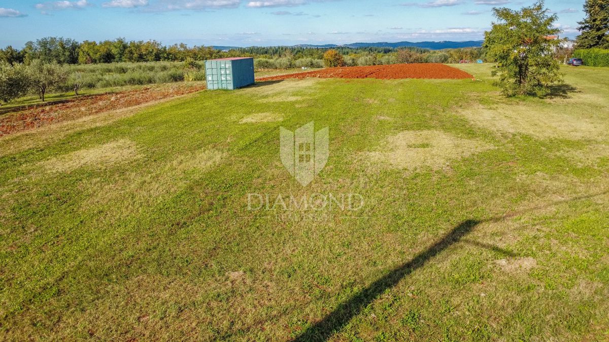 Istria, Vižinada, splendido terreno edificabile di 1.088 m2 con permesso di costruire