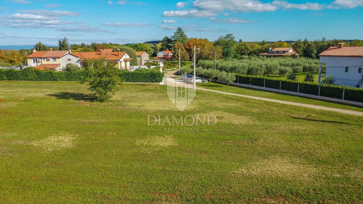Istria, Vižinada, splendido terreno edificabile di 1.088 m2 con permesso di costruire