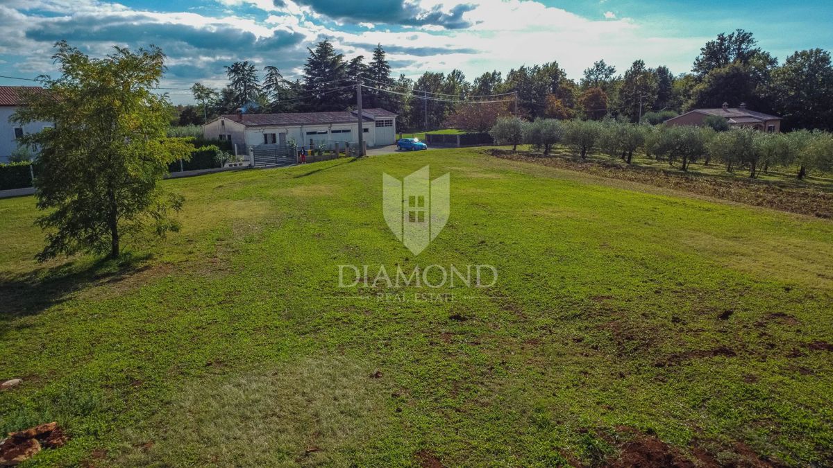 Istria, Vižinada, splendido terreno edificabile di 1.088 m2 con permesso di costruire