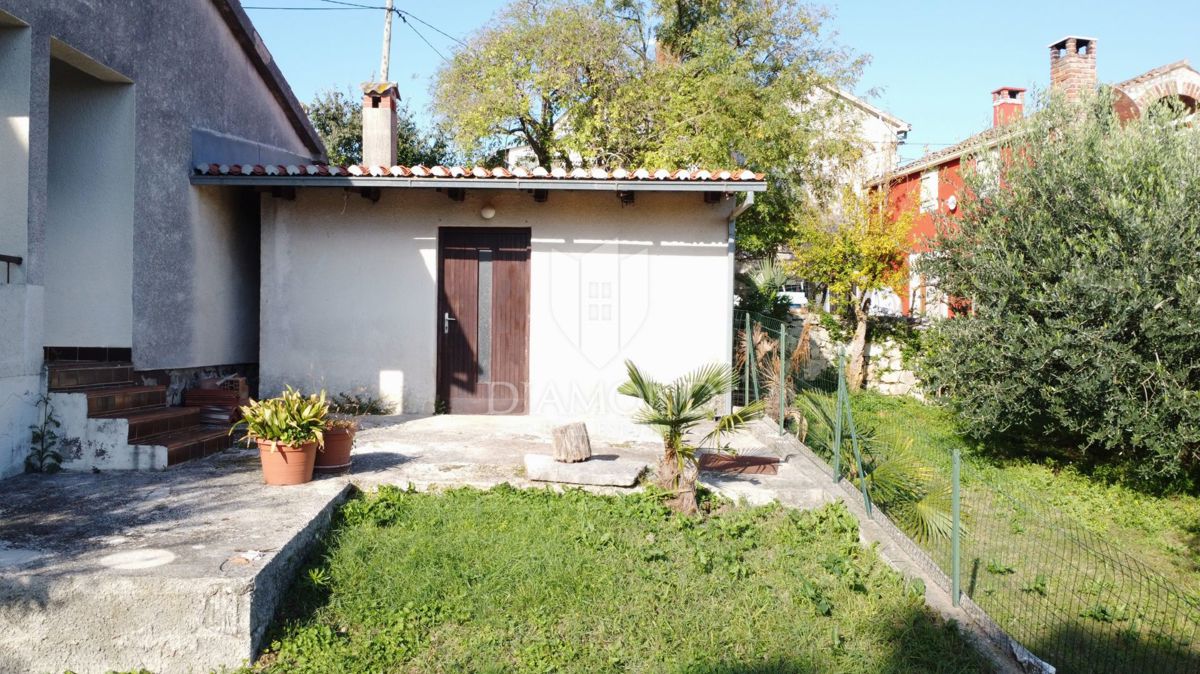 Parenzo – Casa con due appartamenti, dependance e cortile