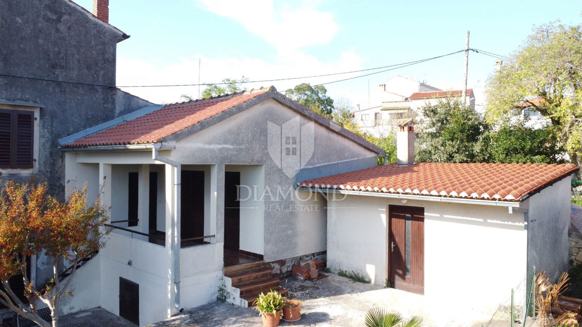 Parenzo – Casa con due appartamenti, dependance e cortile