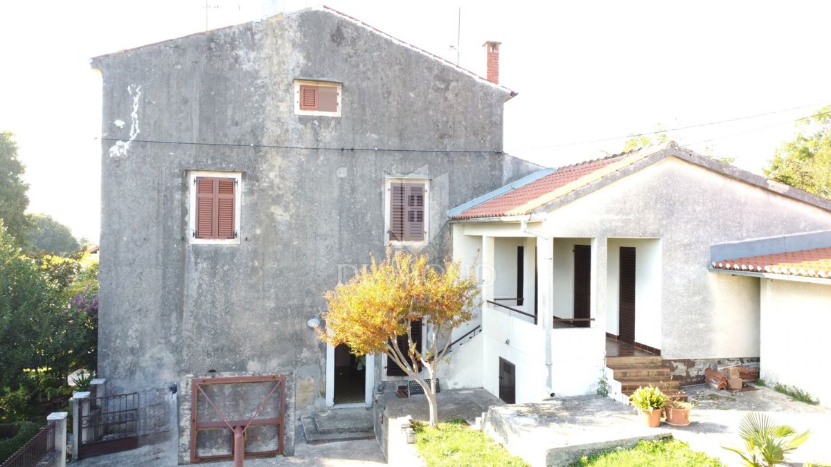 Parenzo – Casa con due appartamenti, dependance e cortile