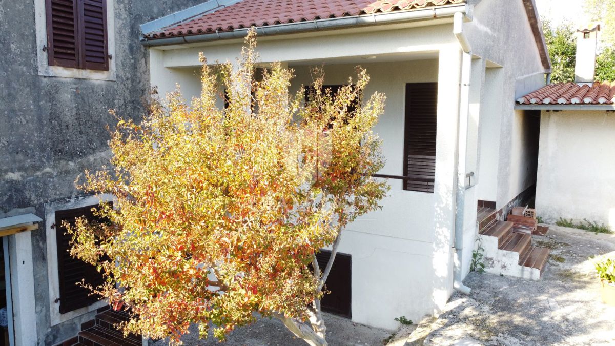 Parenzo – Casa con due appartamenti, dependance e cortile