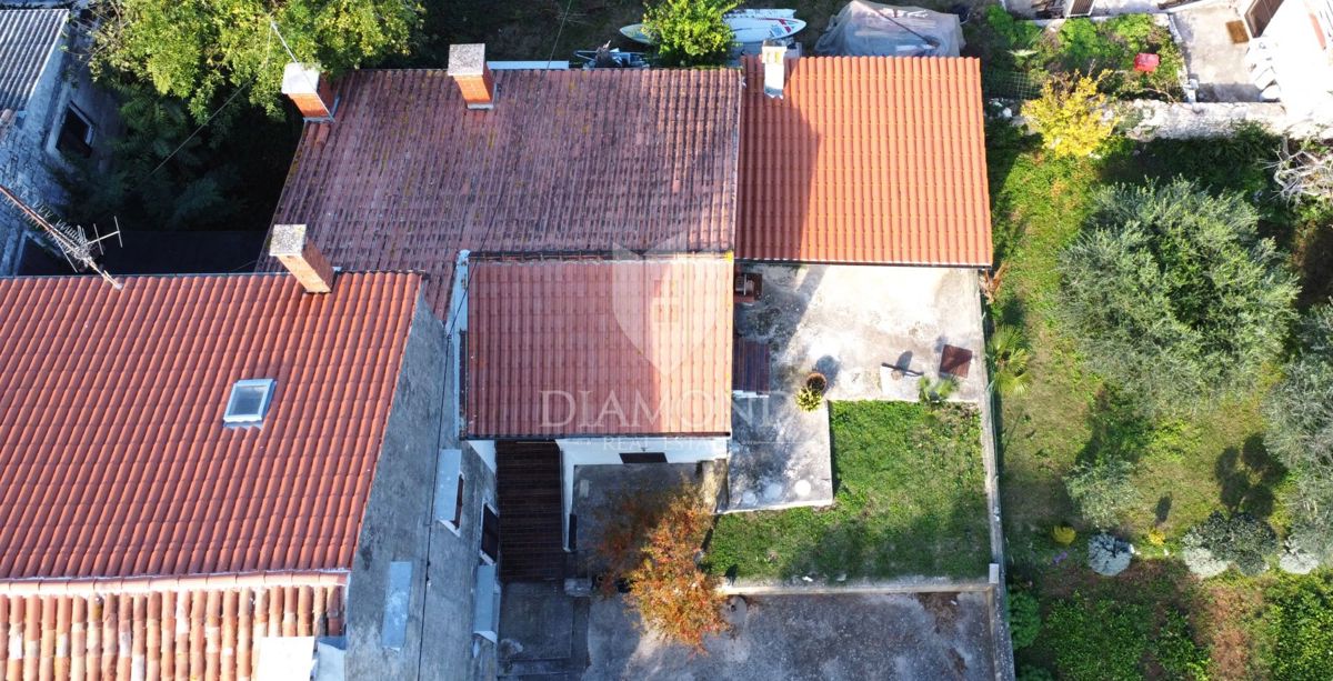 Parenzo – Casa con due appartamenti, dependance e cortile