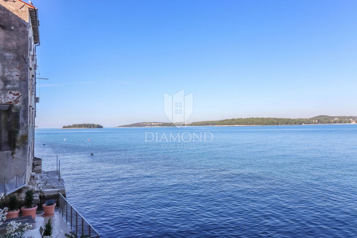 Rovigno! Appartamento e PP Prima fila al mare!