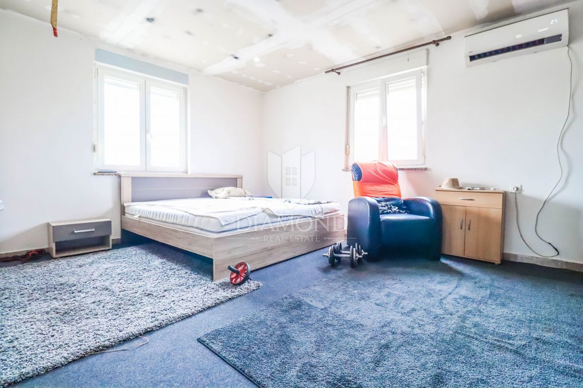 Zagabria, Dugo Selo, casa con terreno agricolo a un prezzo fantastico!