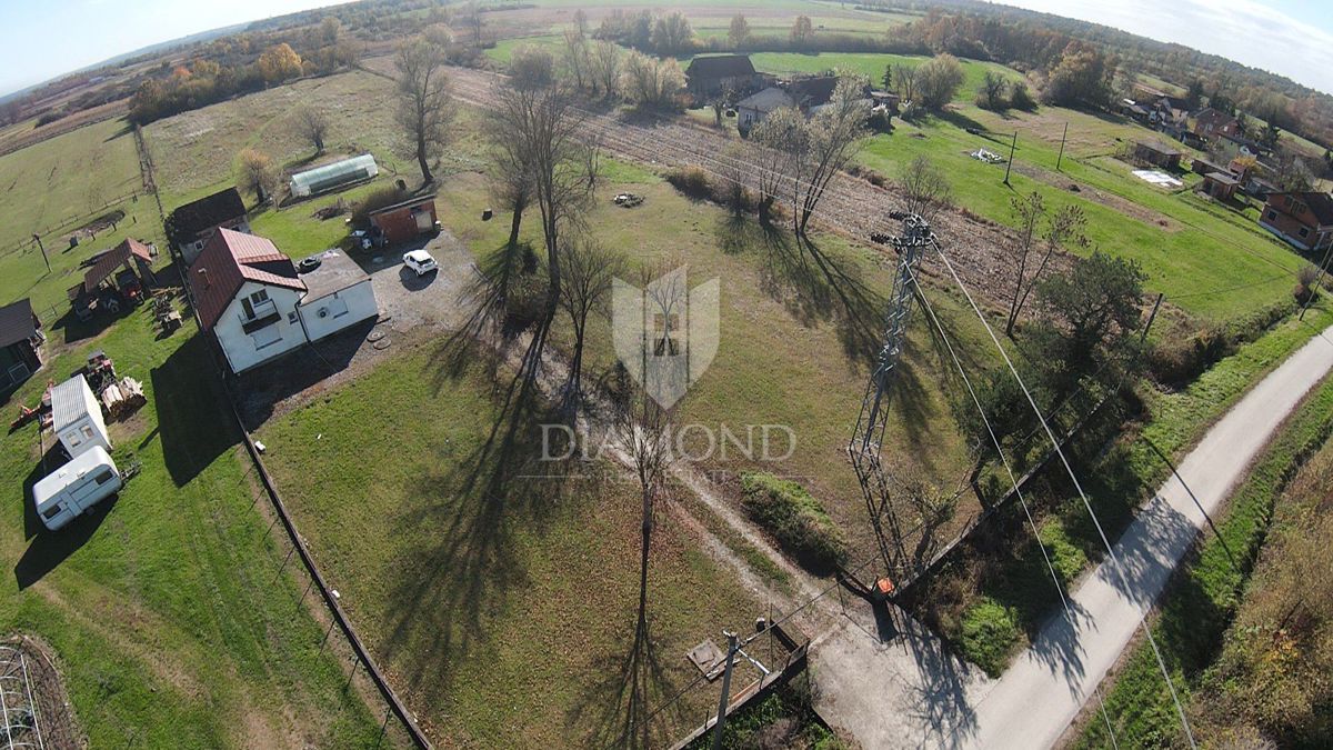 Zagabria, Dugo Selo, casa con terreno agricolo a un prezzo fantastico!