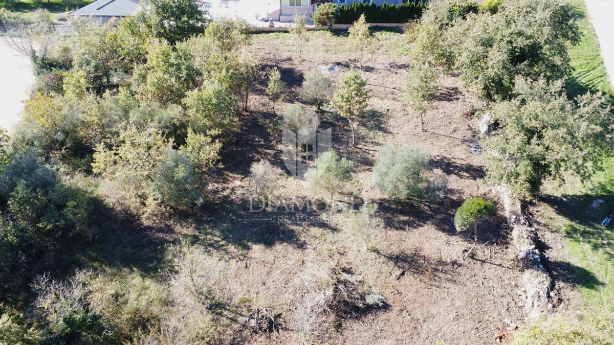 OCCASIONE! Parenzo – terreno edificabile 560 m² con vista mare