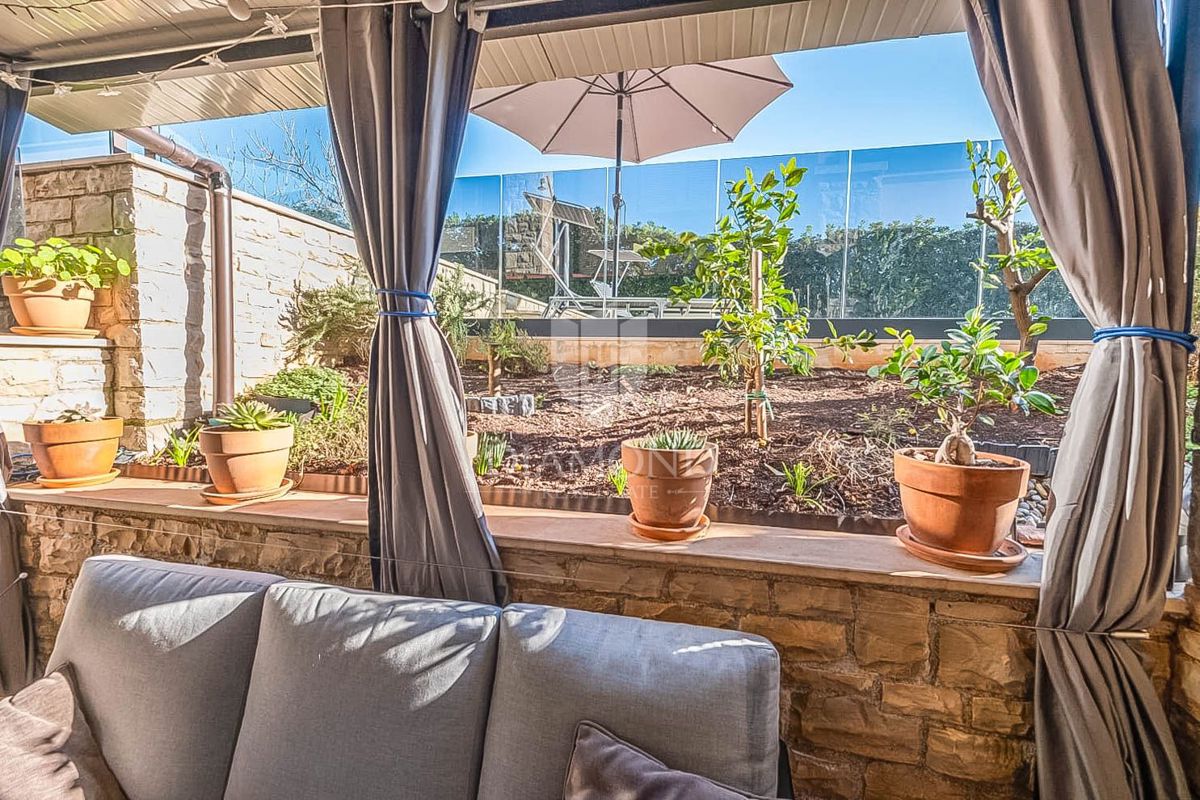 Appartamento a Medulin, oasi con terrazza e piscina a 200 m dal mare