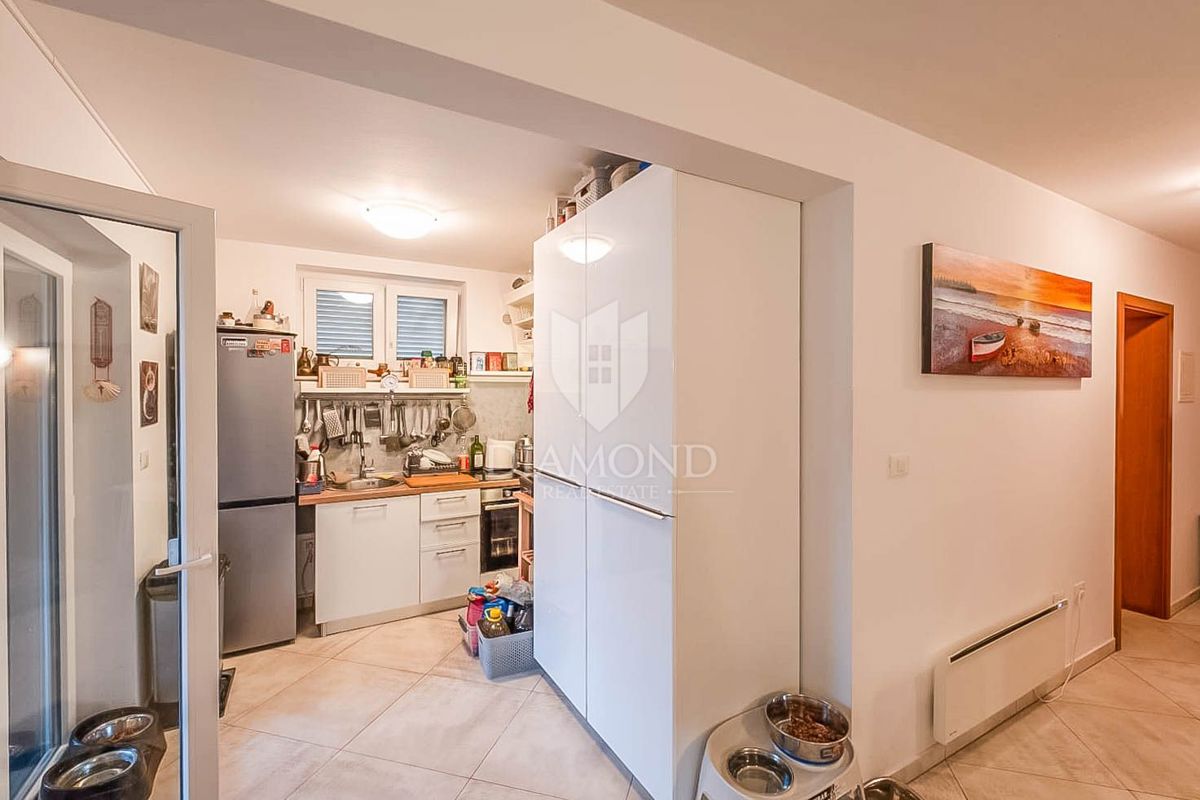 Appartamento a Medulin, oasi con terrazza e piscina a 200 m dal mare