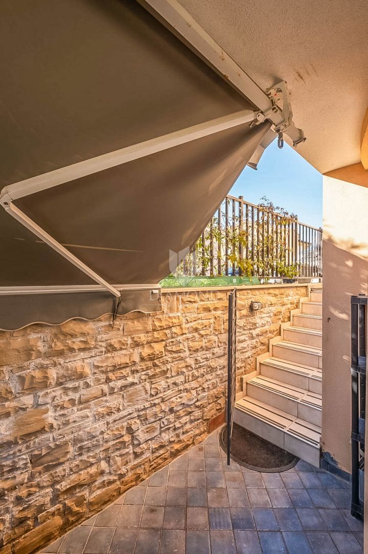 Appartamento a Medulin, oasi con terrazza e piscina a 200 m dal mare